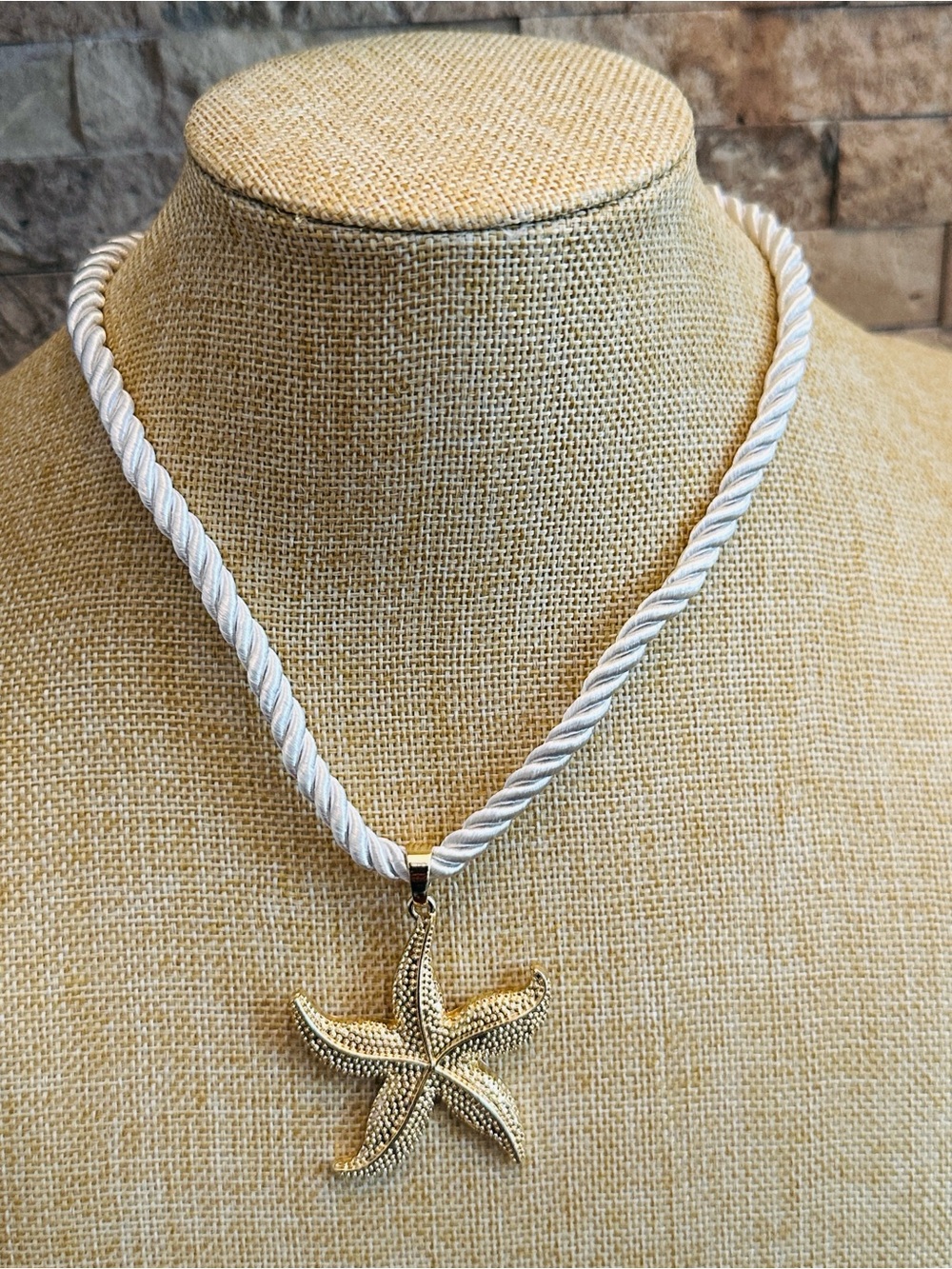 Fashion Jewelry White Rope Necklace with Gold Starfish Charm
